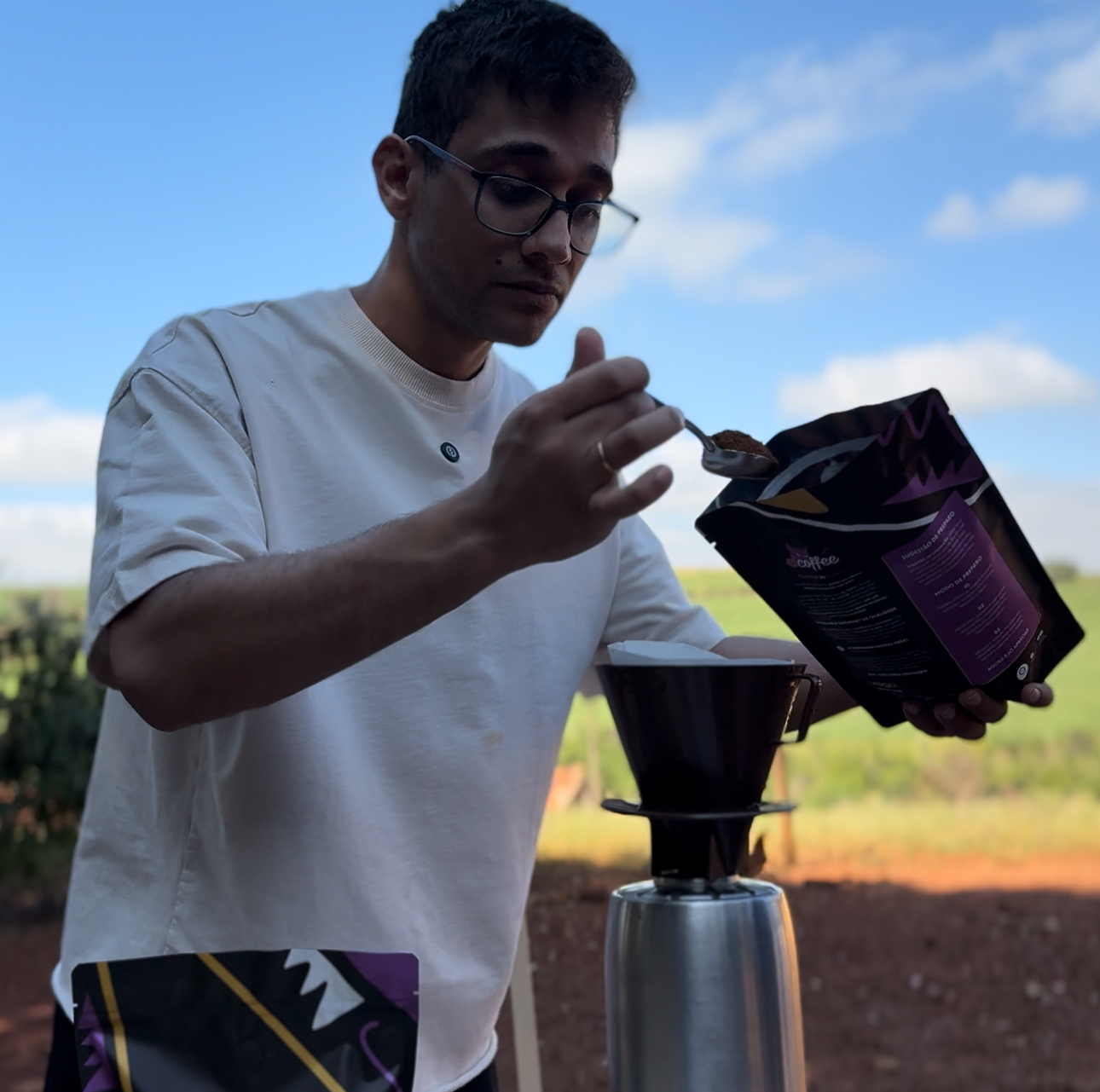 EL GATO preparando o ElCoffee ao ar livre